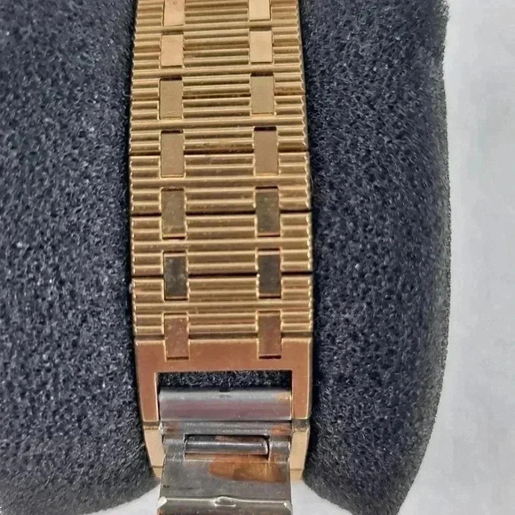 Bulova Quartz Watch with new battery - Picture 3 of 8